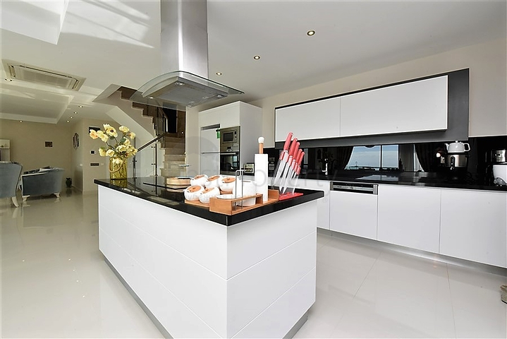 اطلالة بحر - دوبلكس فاخرة 3 غرف وصالة - ضمن مجمع بخدمات 5 نجوم - في كارجيجاك / الانيا 