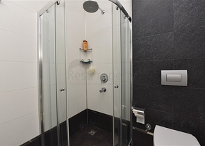 اطلالة بحر - دوبلكس فاخرة 3 غرف وصالة - ضمن مجمع بخدمات 5 نجوم - في كارجيجاك / الانيا 