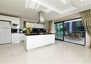 اطلالة بحر - دوبلكس فاخرة 3 غرف وصالة - ضمن مجمع بخدمات 5 نجوم - في كارجيجاك / الانيا 