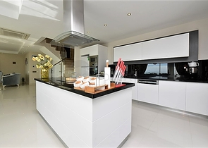 اطلالة بحر - دوبلكس فاخرة 3 غرف وصالة - ضمن مجمع بخدمات 5 نجوم - في كارجيجاك / الانيا 