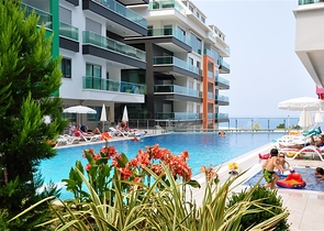 اطلالة بحر - دوبلكس فاخرة 3 غرف وصالة - ضمن مجمع بخدمات 5 نجوم - في كارجيجاك / الانيا 