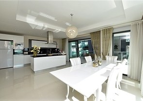 اطلالة بحر - دوبلكس فاخرة 3 غرف وصالة - ضمن مجمع بخدمات 5 نجوم - في كارجيجاك / الانيا 