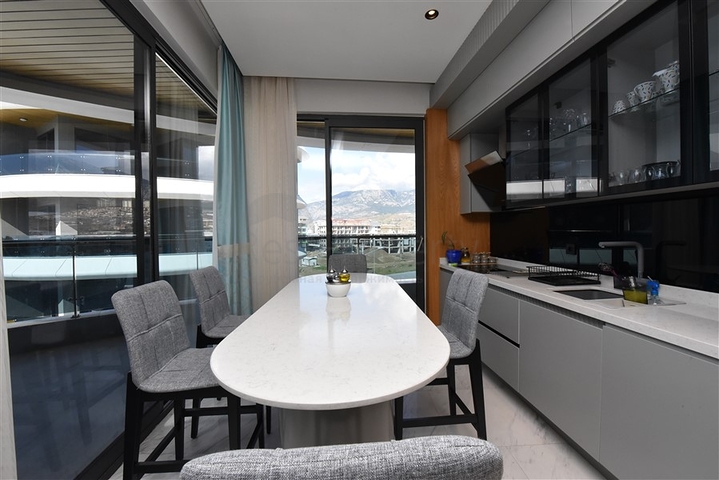 صف اول على البحر - شقة فاخرة غرفتين وصالة -ضمن مجمع 5 نجوم في كارجيجاك / الانيا 