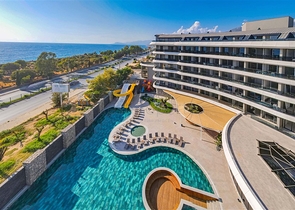 صف اول على البحر - شقة فاخرة غرفتين وصالة -ضمن مجمع 5 نجوم في كارجيجاك / الانيا 