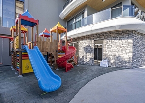 صف اول على البحر - شقة فاخرة غرفتين وصالة -ضمن مجمع 5 نجوم في كارجيجاك / الانيا 