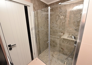 صف اول على البحر - شقة فاخرة غرفتين وصالة -ضمن مجمع 5 نجوم في كارجيجاك / الانيا 