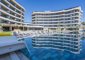 صف اول على البحر - شقة فاخرة غرفتين وصالة -ضمن مجمع 5 نجوم في كارجيجاك / الانيا 