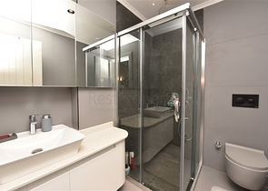 صف اول على البحر - شقة فاخرة غرفتين وصالة -ضمن مجمع 5 نجوم في كارجيجاك / الانيا 