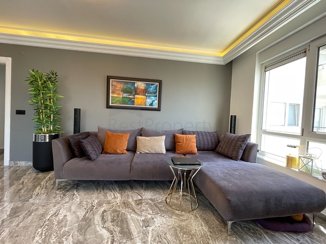 اطلالة بحر وقلعة - شقة غرفة وصالة واسعة -ضمن مجمع سكني في جيكجلي / الانيا 