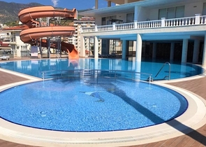 اطلالة بحر وقلعة - شقة غرفة وصالة واسعة -ضمن مجمع سكني في جيكجلي / الانيا 