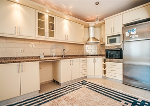 اطلالة جبلية -شقة غرفتين وصالة مفروشة -ضمن مجمع سكني في محمودلار / الانيا 