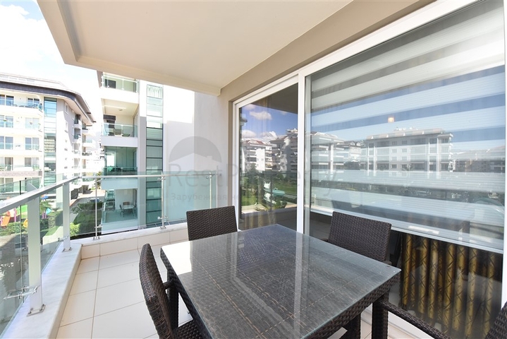 مجمع على البحر مباشرة - شقة مفروشة غرفة وصالة - خدمات متكاملة ضمن المجمع - كاستل / الانيا 