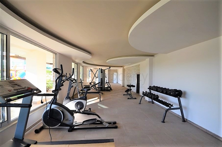 مجمع على البحر مباشرة - شقة مفروشة غرفة وصالة - خدمات متكاملة ضمن المجمع - كاستل / الانيا 