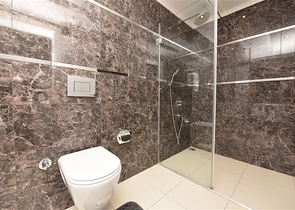 مجمع على البحر مباشرة - شقة مفروشة غرفة وصالة - خدمات متكاملة ضمن المجمع - كاستل / الانيا 