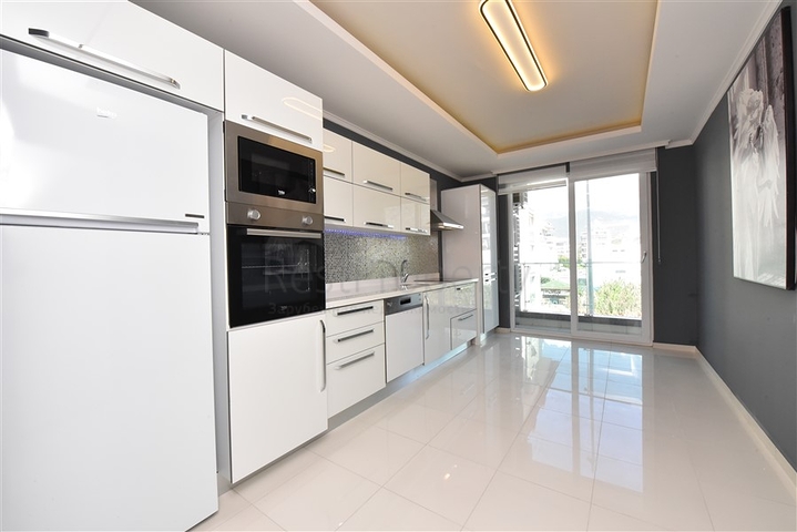 مجمع على البحر مباشرة - شقة غرفتين وصالة مفروشة - في كاستل / الانيا 