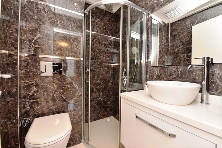 مجمع على البحر مباشرة - شقة غرفتين وصالة مفروشة - في كاستل / الانيا 