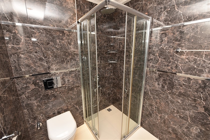 مجمع على البحر مباشرة - شقة غرفتين وصالة مفروشة - في كاستل / الانيا 