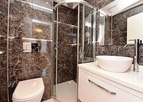 مجمع على البحر مباشرة - شقة غرفتين وصالة مفروشة - في كاستل / الانيا 