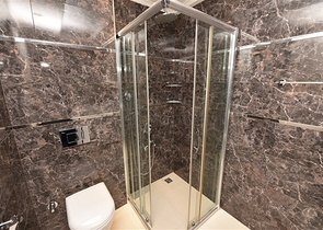 مجمع على البحر مباشرة - شقة غرفتين وصالة مفروشة - في كاستل / الانيا 