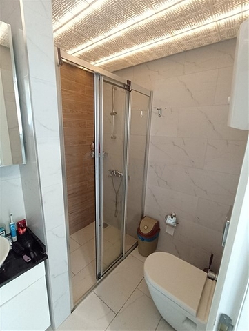 مناسبة للاستثمار - شقة غرفة وصالة مفروشة -ضمن مجمع يضم كافة الخدمات في مركز الانيا 