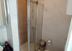 مناسبة للاستثمار - شقة غرفة وصالة مفروشة -ضمن مجمع يضم كافة الخدمات في مركز الانيا 