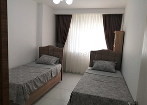 ضمن مجمع فاخر - شقة غرفتين وصالة مفروشة - مطبخ منفصل - في محمودلار / الانيا 