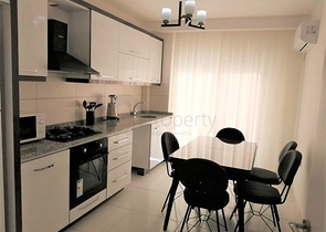 ضمن مجمع فاخر - شقة غرفتين وصالة مفروشة - مطبخ منفصل - في محمودلار / الانيا 