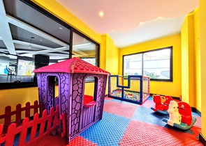 شقة غرفتين وصالة -ضمن مجمع جديد - في مركز الانيا 