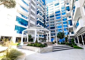 مجمع يضم كافة الخدمات - شقة غرفة وصالة مفروشة - في محمودلار / الانيا 