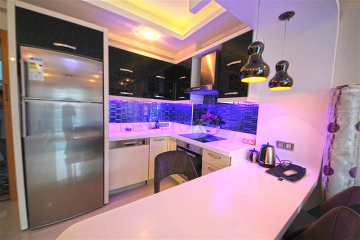 اطلالة بحر - شقة غرفة وصالة مفروشة - ضمن مجمع 5 نجوم في محمودلار / الانيا 