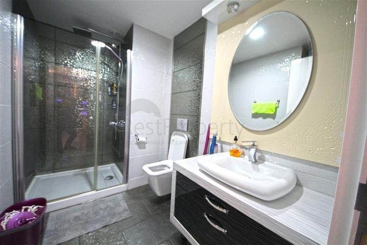 اطلالة بحر - شقة غرفة وصالة مفروشة - ضمن مجمع 5 نجوم في محمودلار / الانيا 