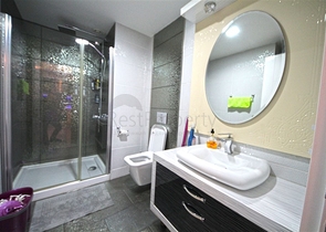 اطلالة بحر - شقة غرفة وصالة مفروشة - ضمن مجمع 5 نجوم في محمودلار / الانيا 