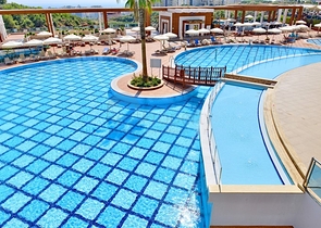 اطلالة بحر - شقة غرفة وصالة مفروشة - ضمن مجمع 5 نجوم في محمودلار / الانيا 