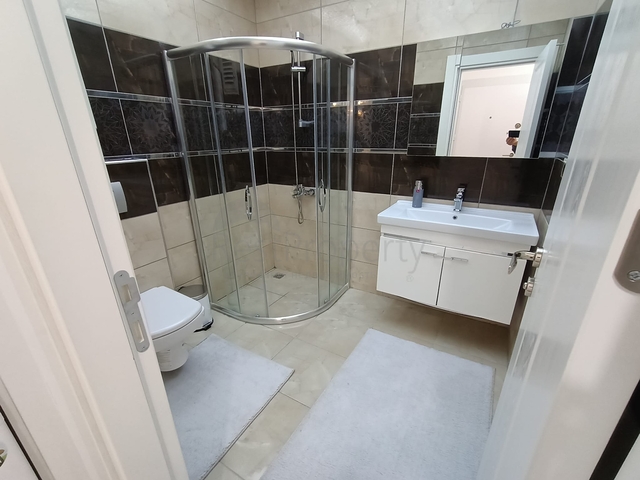 شقة مفروشة - غرفة نوم وصالة -ضمن مجمع يضم خدمات - في محمودلار / الانيا 