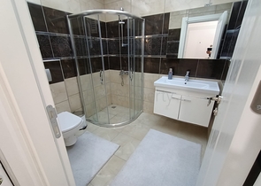 شقة مفروشة - غرفة نوم وصالة -ضمن مجمع يضم خدمات - في محمودلار / الانيا 