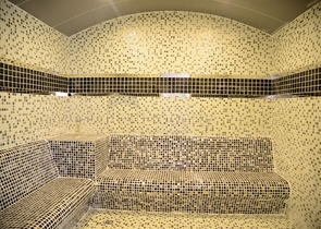 شقة مفروشة - غرفة نوم وصالة -ضمن مجمع يضم خدمات - في محمودلار / الانيا 