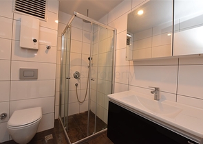 دوبلكس ارضية - 3 غرف وصالة مفروشة - ضمن مجمع 5 نجوم في كاستل / الانيا 