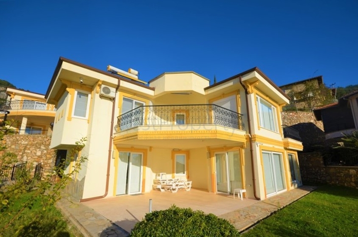 اطلالة بحر وقلعة - فيلا 3 غرف وصالة ضمن مجمع - في مركز الانيا 