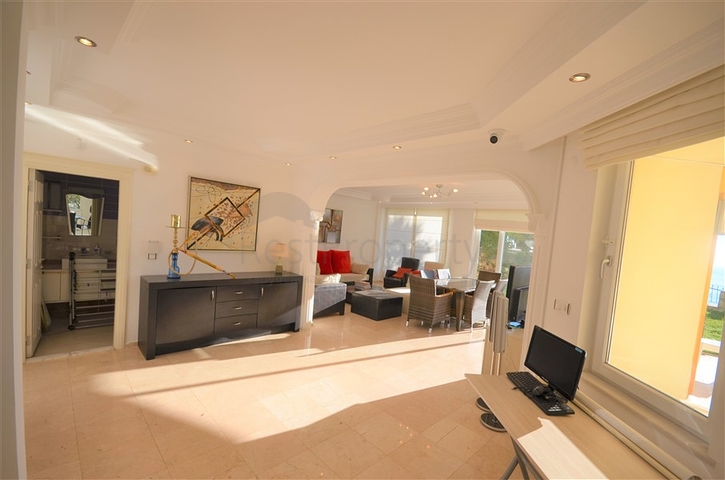 اطلالة بحر وقلعة - فيلا 3 غرف وصالة ضمن مجمع - في مركز الانيا 