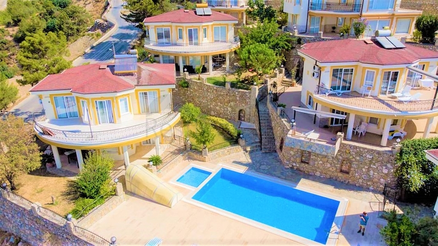 اطلالة بحر وقلعة - فيلا 3 غرف وصالة ضمن مجمع - في مركز الانيا 