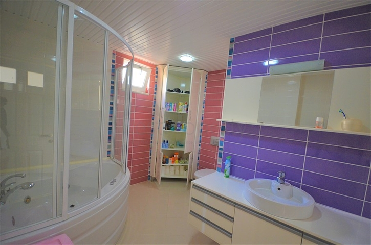 اطلالة بحر وقلعة - فيلا 3 غرف وصالة ضمن مجمع - في مركز الانيا 