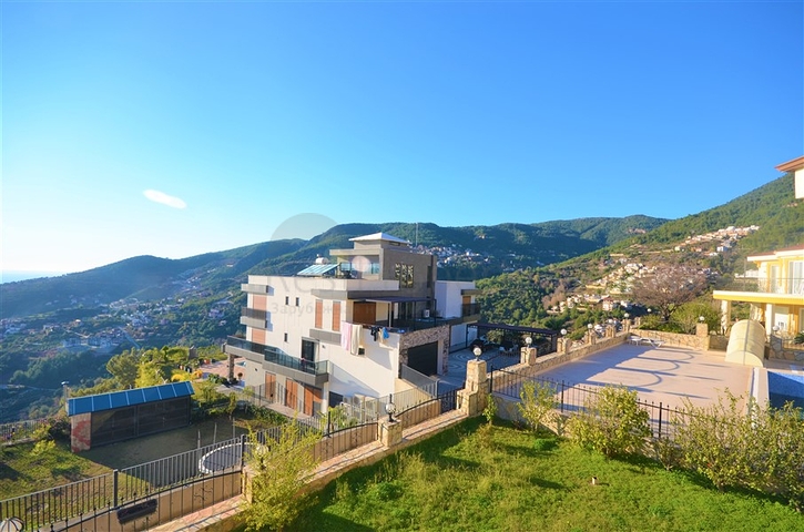 اطلالة بحر وقلعة - فيلا 3 غرف وصالة ضمن مجمع - في مركز الانيا 