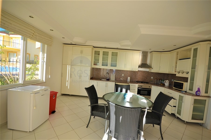 اطلالة بحر وقلعة - فيلا 3 غرف وصالة ضمن مجمع - في مركز الانيا 