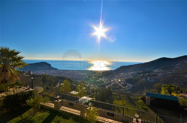 اطلالة بحر وقلعة - فيلا 3 غرف وصالة ضمن مجمع - في مركز الانيا 