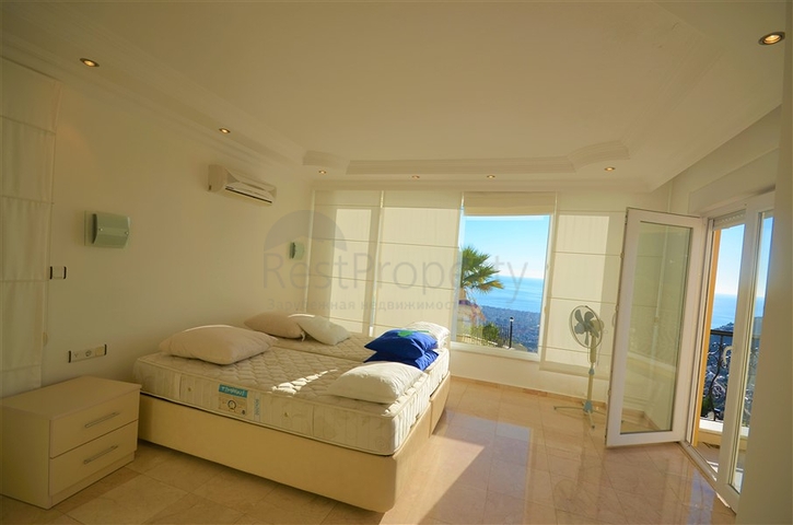 اطلالة بحر وقلعة - فيلا 3 غرف وصالة ضمن مجمع - في مركز الانيا 