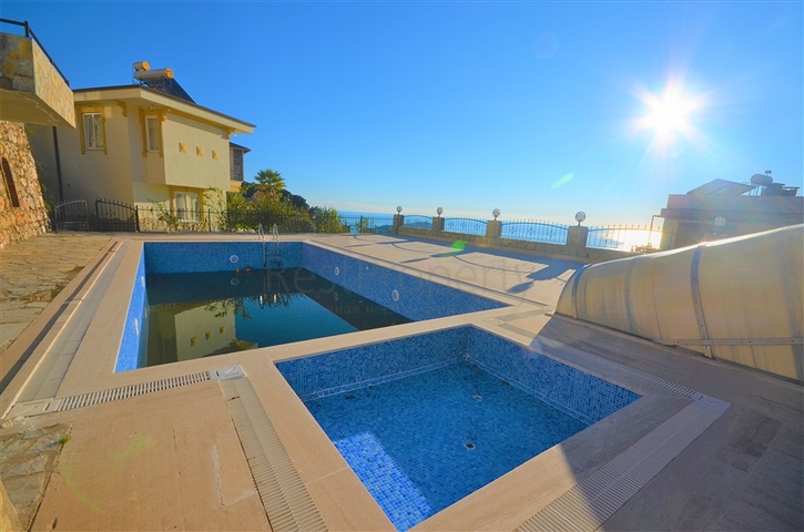 اطلالة بحر وقلعة - فيلا 3 غرف وصالة ضمن مجمع - في مركز الانيا 