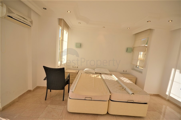 اطلالة بحر وقلعة - فيلا 3 غرف وصالة ضمن مجمع - في مركز الانيا 