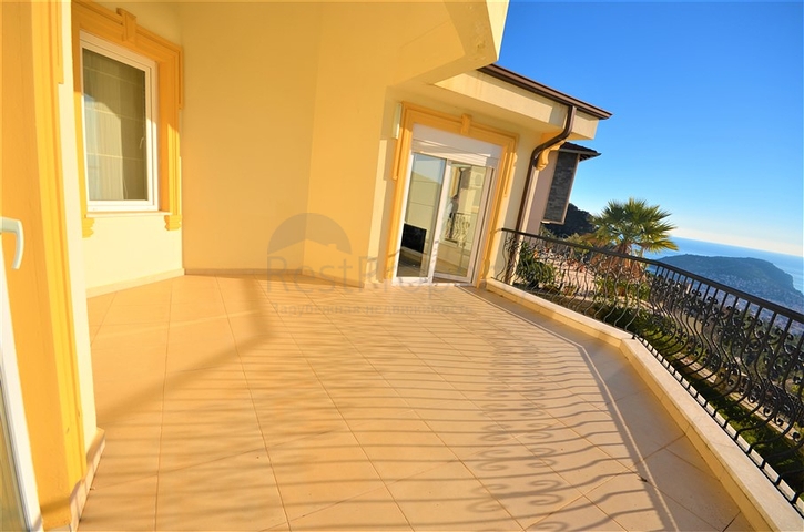 اطلالة بحر وقلعة - فيلا 3 غرف وصالة ضمن مجمع - في مركز الانيا 