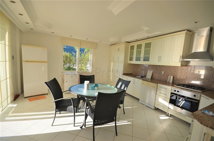 اطلالة بحر وقلعة - فيلا 3 غرف وصالة ضمن مجمع - في مركز الانيا 