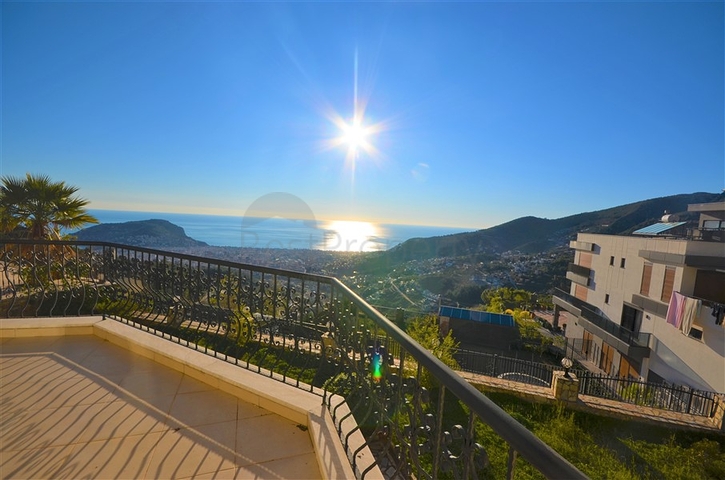 اطلالة بحر وقلعة - فيلا 3 غرف وصالة ضمن مجمع - في مركز الانيا 